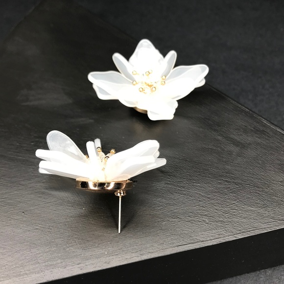 White Resin Flower Stud Earrings - Picture 5 of 8